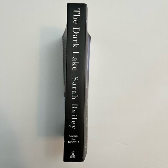 The Dark Lake (Gemma Woodstock, 1) - Book by Sarah Bailey - Picture 3 of 6